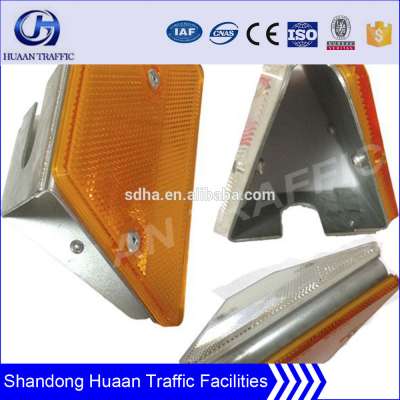 Plastic reflective road reflector