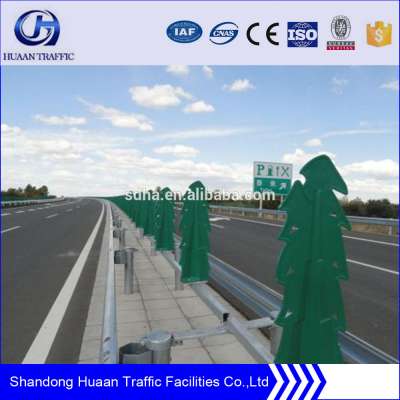 Anti glare screen for highway guardrail